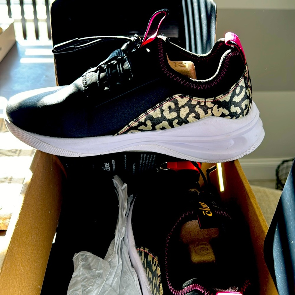 Clove size 8 classic sneaker. Color Black/Gold Leopard.